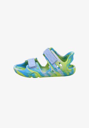 Børnesandal i blå og grøn tie-dye mønster med justerbare lyseblå velcro-stropper og åben tå- og hældesign.