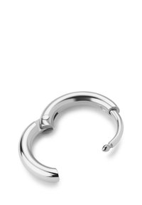 Metallukke med sølvfinish, der har et buet design og en skruet funktionel ende. Glat tekstur uden synlige mønstre.
