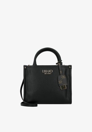 Borsa a mano in pelle nera con design strutturato, manici superiori arrotondati, tracolla removibile, logo in metallo e piccolo tag decorativo.