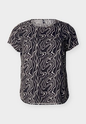 Blusa nera a maniche corte con motivo astratto di linee ondulate bianche e orlo arrotondato, esposta su uno sfondo semplice.