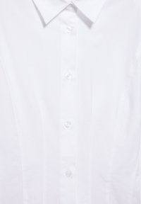 Witte button-up blouse van gladde stof met een puntige kraag en zes knopen aan de voorkant, met subtiele tailoring voor een getailleerde vorm.