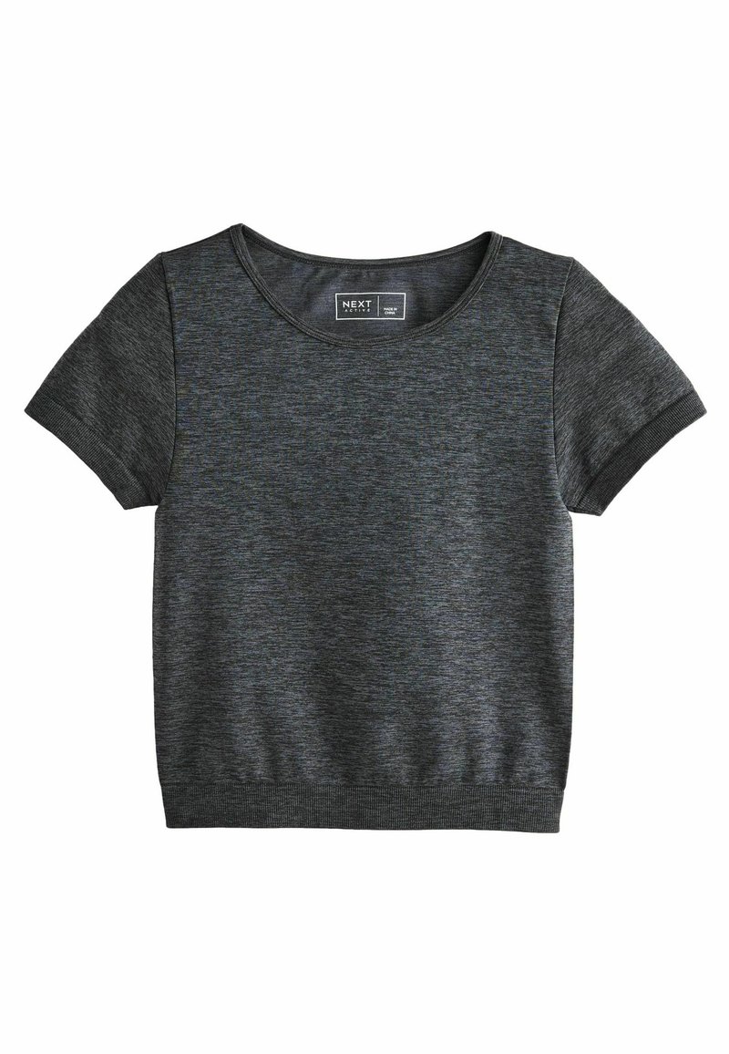 Top cu mânecă scurtă, de tip crew-neck, dintr-un material melanj gri închis. Textură netedă cu margini ribbate în contrast. Eticheta destinată se vede în interiorul gâtului.