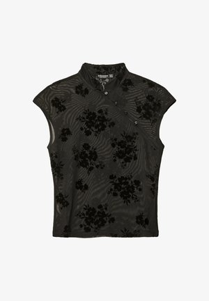 Chemise noire à fleurs à manches courtes avec un col mandarin. Le tissu texturé présente des motifs floraux noirs en relief, agrémentés de boutons sur un côté.