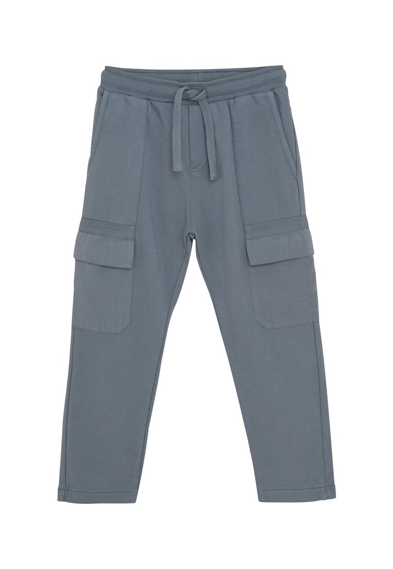 Grijze cargobroek met elastische tailleband, koord, zijzakken en klepzakken op elke dij, plat gelegd op een witte achtergrond.