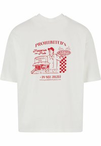 Fehér pamut póló piros grafikai tervezéssel, amelyen egy séf tart egy pizzát, mellette "PROHIBITED's Pizzeria and Pub" felirat és logó látható.