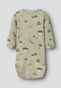 Body z długim rękawem w jasnozielonym materiale z wzorem grzybów w różnych kolorach. Okrągły dekolt i zatrzaskowe zapięcie na dole.