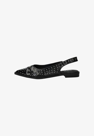 Zwarte platte slingback met puntige neus, voorzien van gestikte details en oogjeversieringen op het bovendeel van gestructureerd leer.