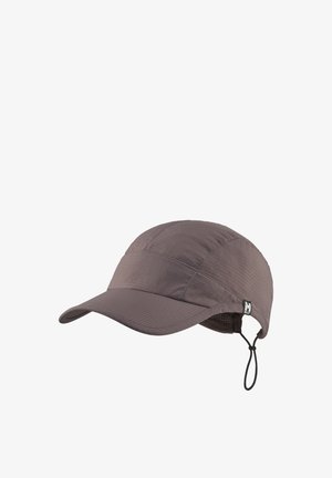 Casquette légère en tissu marron avec visière incurvée et sangle élastique ajustable à l'arrière, présentant une petite étiquette logo de la marque sur le côté.