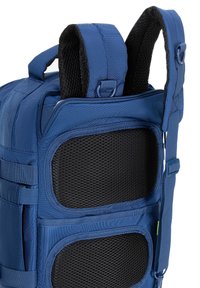 Modrá batoh s odolnou tkaninou, síťovanými sekcemi pro ventilaci, polstrovanými popruhy a bočními kapsami pro dodatečné uložení.