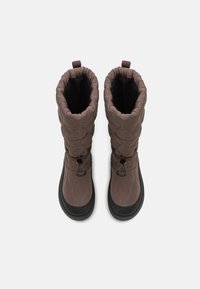 Botas aislantes marrones con parte superior acolchada, suela de goma negra, cordón ajustable en la parte superior y un acabado texturizado.