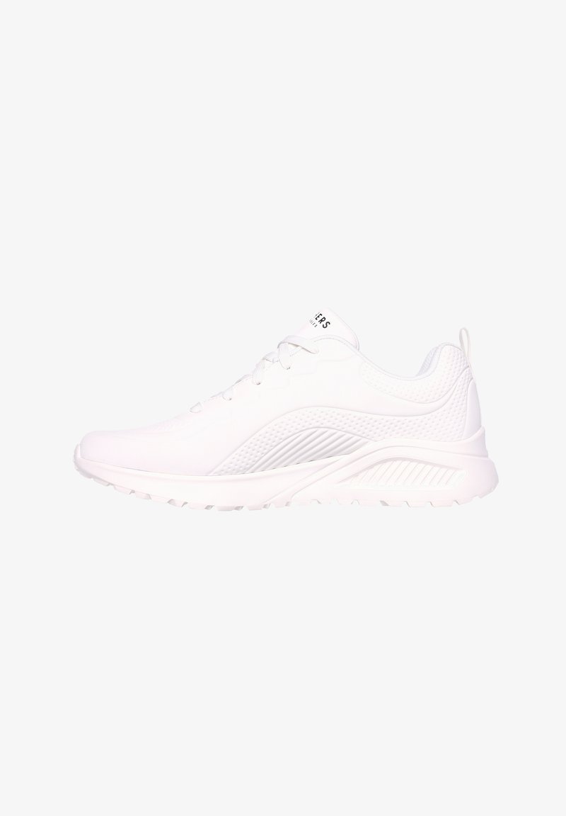 Scarpe sportive bianche con un pannello laterale testurizzato, superficie liscia, punta rotonda e suola ammortizzata. Lacci e logo sulla linguetta.