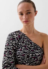 Rochie asimetrică cu un umăr, dintr-un material ușor, având un imprimeu zebra alb-negru cu accente roz și o textură plisată la decolteu.