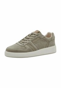 Sneaker beige in suede con tomaia testurizzata, chiusura con lacci e suola in gomma bianca. Presenta un accento con logo e un design minimalista.