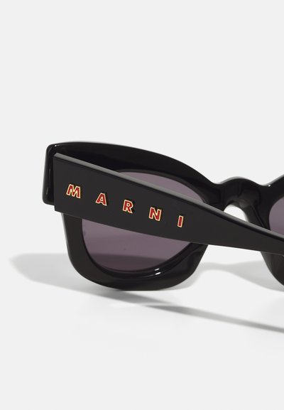 Occhiali da sole neri con montatura oversize, dotati di lenti viola. Le astine mostrano scritte rosse con la dicitura "MARNI" su una superficie opaca.