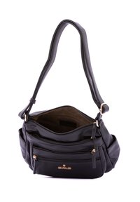 Borsa a tracolla in pelle nera con una superficie texturizzata, dotata di una tracolla regolabile, due tasche anteriori con zip e un accento con logo dorato.