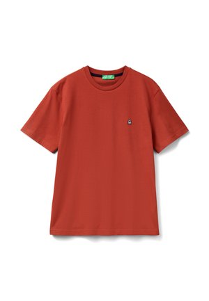 Czerwona bawełniana koszulka z okrągłym dekoltem, krótkimi rękawami i małym wyhaftowanym logo na lewej piersi. Gładka faktura.