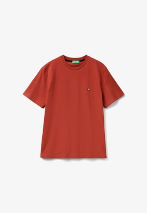 Rode katoenen T-shirt met een ronde hals, korte mouwen en een klein geborduurd logo op de linkerborst. Glad textuur.