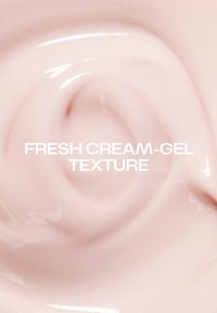 Crème-gel rose pâle et lisse, tourbillonnant en un motif circulaire, mettant en valeur sa texture fraîche et brillante.