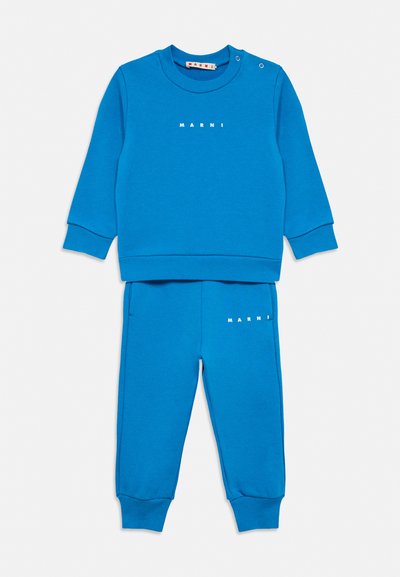 Sweat-shirt bleu vif pour tout-petit et pantalon de jogging assorti avec logo blanc « MARNI » sur la poitrine et la cuisse, poignets côtelés et boutons-pression à l'épaule.