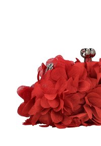 Pochette rossa floreale in tessuto con petali stratificati e tridimensionali. Dotata di chiusura metallica con una gemma decorativa sulla parte superiore.