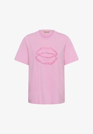 Jasnoróżowy t-shirt z krótkim rękawem, okrągłym dekoltem i teksturowanym wzorem ust na przodzie.
