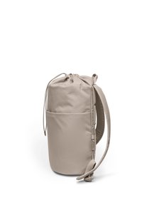 Zaino in tessuto beige con forma rotonda, chiusura superiore a coulisse, tasca laterale e spallacci regolabili. Texture liscia, design minimalista.