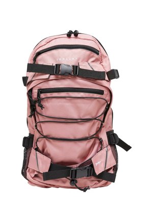 Rucksack aus weichem, pinkem Stoff mit mehreren Reißverschlüssen, schwarzen Trägern, Netzfächern und einem schlanken Design. Verfügt über verstellbare Schnallen und Details.