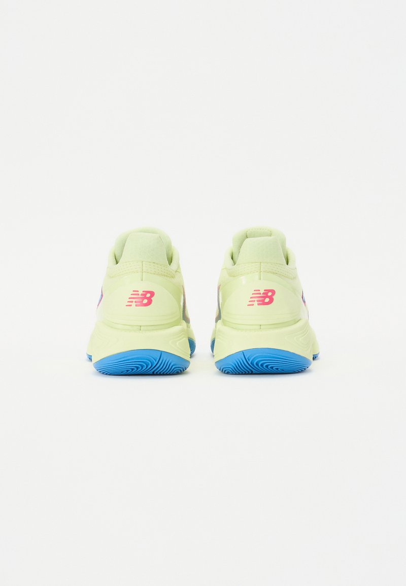 Zapatillas deportivas verdes con suelas azules, textura suave y un diseño estructurado. Presenta un logo en la parte trasera y acentos coloridos.