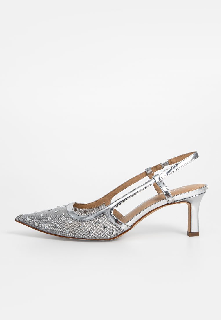 Slingback argentato con punta affusolata, finitura metallica, parte superiore testurizzata, decorato con piccole borchie, e un'altezza del tacco di 5 cm.