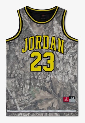 Ärmelloses Trikot mit grauem Camouflage-Muster, gelbem Besatz, JORDAN und der Nummer 23 in Gelb sowie einem Jordan-Brand-Patch am unteren Rand.