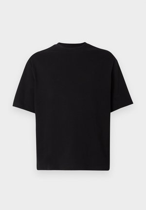 Zwart oversized T-shirt met korte mouwen en ronde hals, plat gelegd op een witte achtergrond.