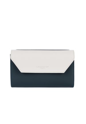 Portefeuille rectangulaire bicolore avec base bleu marine et rabat blanc, présentant un logo Lancaster Paris subtilement embossé au centre du rabat.