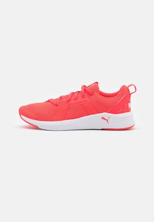 Rode sportieve schoenen met een gestructureerde mesh bovenkant, witte tussenzool en roze rubberen loopvlak. Voorzien van vetersluiting en ondersteunende hielkap.