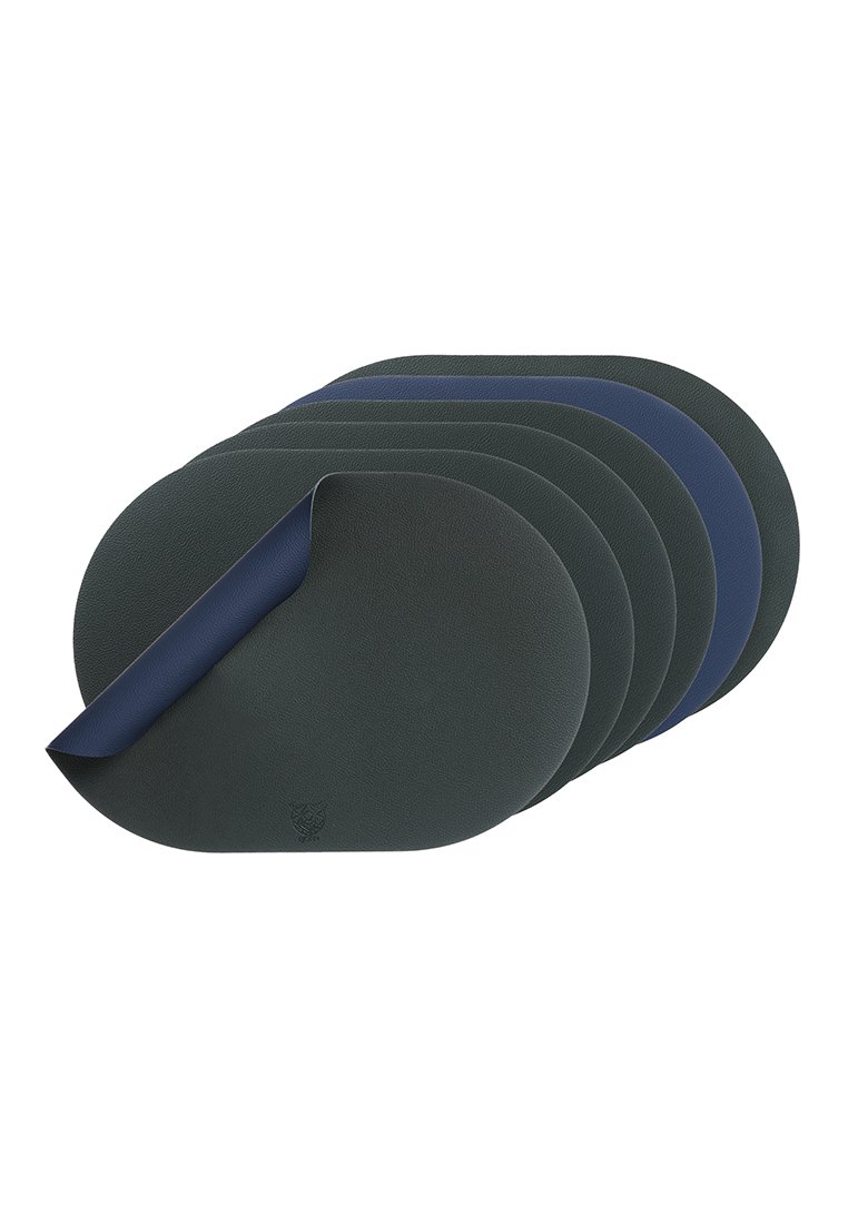 Set aus sechs runden Platzdeckchen in strukturierter dunkler Farbe und Marineblau, mit sanft geschwungenem Rand und glatter Oberfläche.