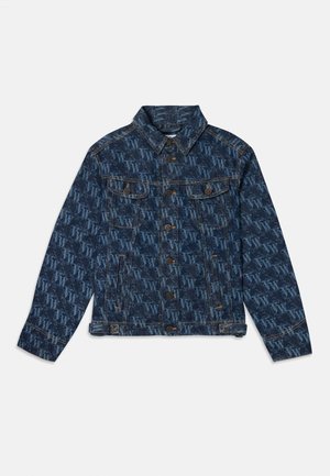 Jeansjacke mit einem dunkelblauen Hintergrund und einem wiederholten hellblauen Logomuster. Verfügt über zwei vordere Taschen und braune Knöpfe.