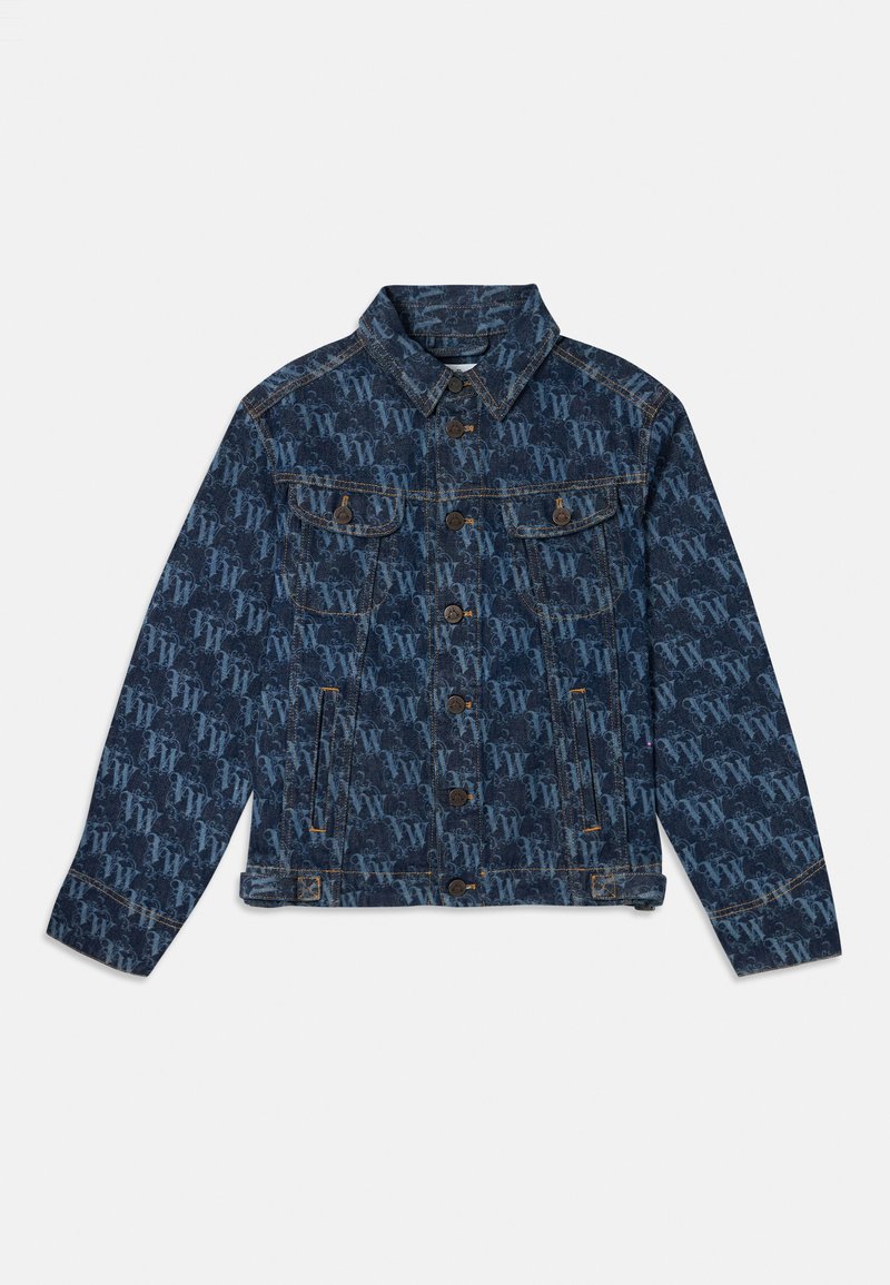 Giacca di jeans con uno sfondo blu scuro e un motivo ripetuto di logo blu chiaro. Presenta due tasche frontali e bottoni marroni.
