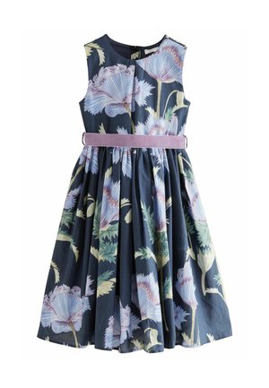 Sukienka w kwiaty z granatowej tkaniny z wielokolorowymi kwiatowymi wzorami, bez rękawów, z jasnofioletowym paskiem w talii.