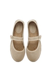 Zapatos cerrados de ante beige con una correa y hebilla, que cuentan con una plantilla de yute texturizado y una suela de goma cosida.