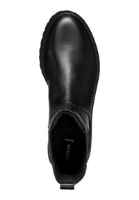 Botín negro de cuero con textura suave, puntera redonda, paneles laterales elásticos y suela de goma. El interior presenta el logo dorado "GEOX Respira".