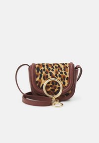 Hnědá kožená crossbody taška s leopardím vzorem vpředu, zlatými kovovými detaily a odnímatelným popruhem. Texturovaný povrch se strukturovaným tvarem.