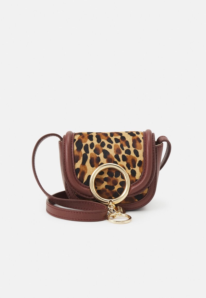 Hnědá kožená crossbody taška s leopardím vzorem vpředu, zlatými kovovými detaily a odnímatelným popruhem. Texturovaný povrch se strukturovaným tvarem.