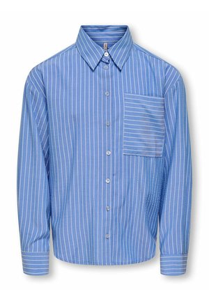 Niebieska koszula na guziki z długim rękawem, ozdobiona białymi pionowymi paskami oraz kieszenią na piersi z paskami poziomymi, ułożona na płasko.