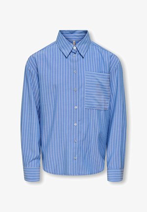 Modrá košeľa na gombíky s dlhými rukávmi, bielymi vertikálnymi pruhmi a náprsným vreckom s horizontálnymi pruhmi, zobrazená na rovnej ploche.