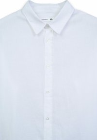 Camicia bianca a maniche lunghe con colletto a punta, bottoni visibili lungo la parte anteriore, taglia XL.