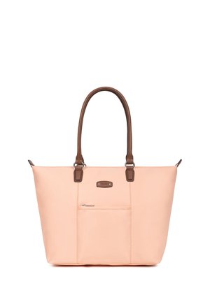 Sac cabas rose clair avec poignées marron, poche avant zippée et petite étiquette de marque au-dessus de la poche sur fond blanc.
