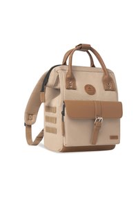 Beige canvas rugzak met bruine leren accenten. Voorzien van verstelbare schouderbanden, een voorflap met een sluiting en meerdere met rits afgesloten compartimenten.