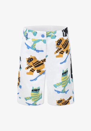 Shorts en matière blanche avec une impression colorée de chats sur des skateboards, comprenant des couleurs noir, orange et turquoise. Comprend une fermeture à bouton bleue.