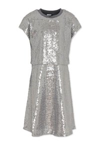 Srebrna sukienka z cekinami, z okrągłym dekoltem i krótkimi rękawami. Górna i dolna część są oddzielone poziomą linią na wysokości talii.