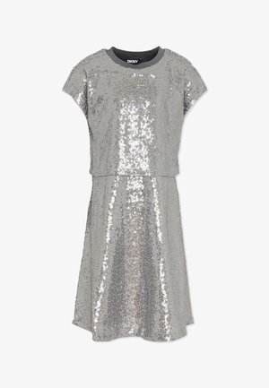Robe en sequins argentée avec un décolleté arrondi et des manches courtes. La partie supérieure et la partie inférieure sont séparées par une ligne horizontale au niveau de la taille.