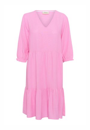 Rózsaszín ruha V-kivágással, háromnegyedes puff ujjakkal és tiered fodros aljjal. Puha anyagból készült, laza szabású.